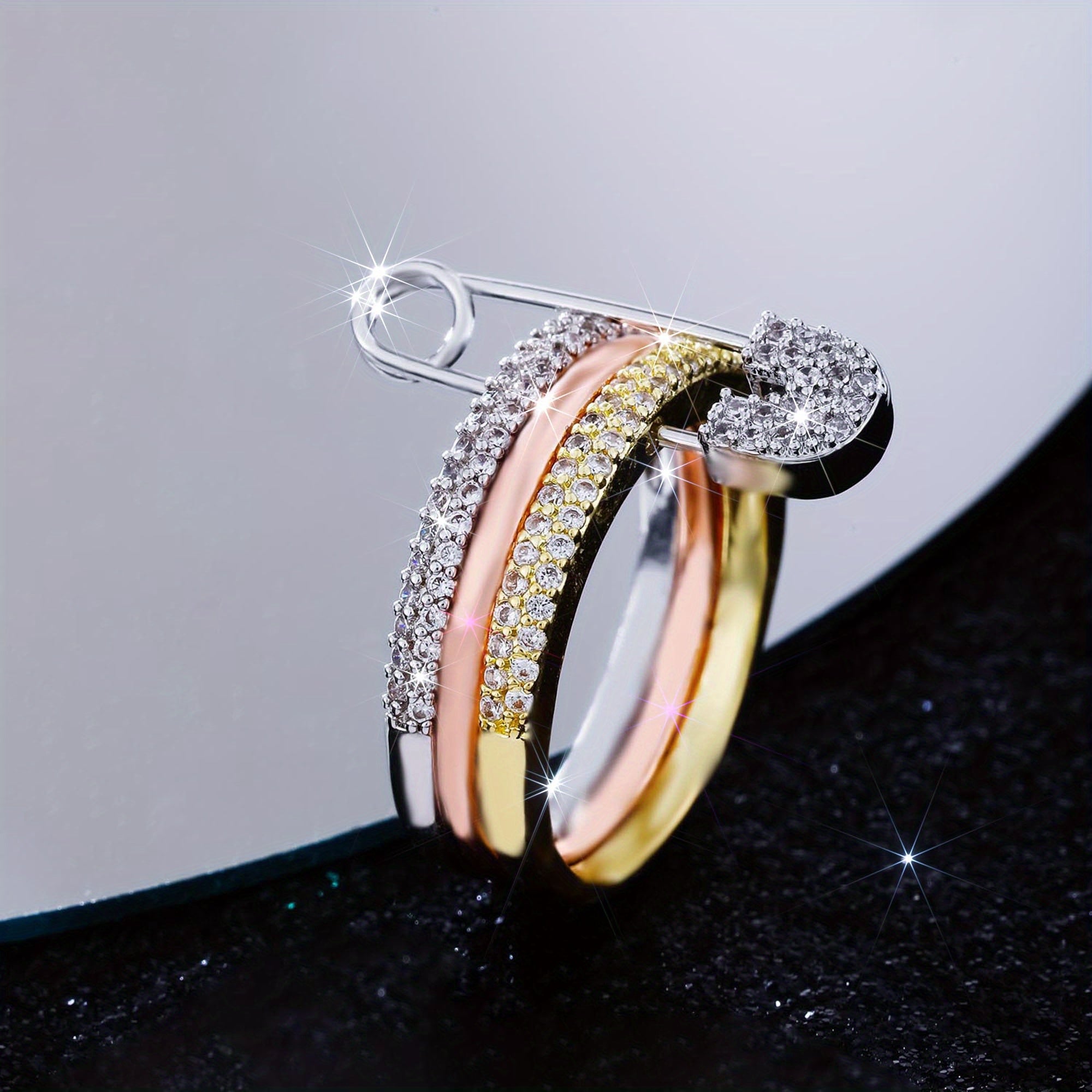 A Women's Fashionable and Unique Punk Hip-hop Style Ring with a Golden-tone Pin-shaped Copper Setting and Synthetic Synthetic Zirconia, Suitable for Daily Wear and as a Holiday Gift for Couples