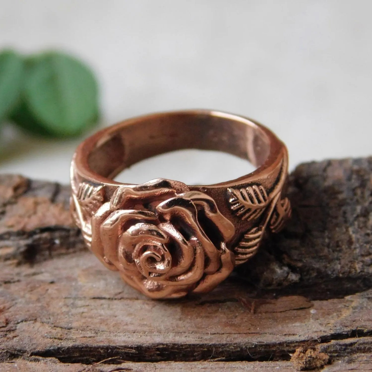 Vintage Three-dimensional Rose Relief Ring, Copper Color Niche Design, Sweet and Cool Daily Versatile Handmade Gift for Girls, Unique Gift, Perfect for Daily Wear, Travel, Celebrations, Anniversaries, Birthday Parties, Noble