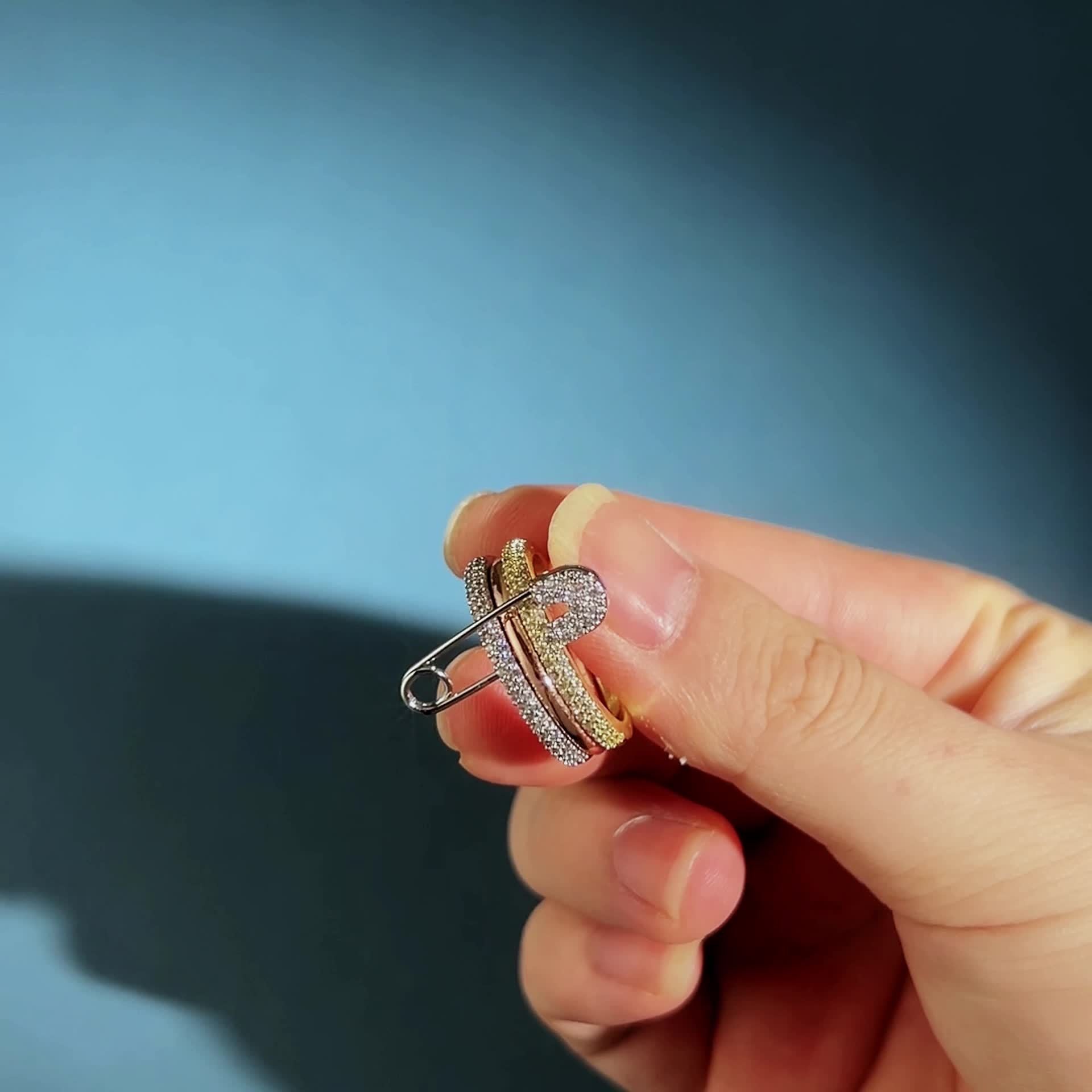 A Women's Fashionable and Unique Punk Hip-hop Style Ring with a Golden-tone Pin-shaped Copper Setting and Synthetic Synthetic Zirconia, Suitable for Daily Wear and as a Holiday Gift for Couples